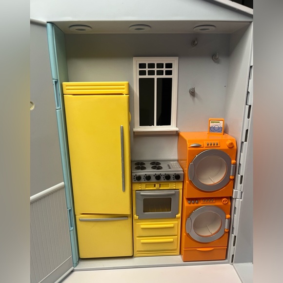 Vintage Barbie -totally real- fold n go house. Dryer spins- door bell rings- - Picture 4 of 10